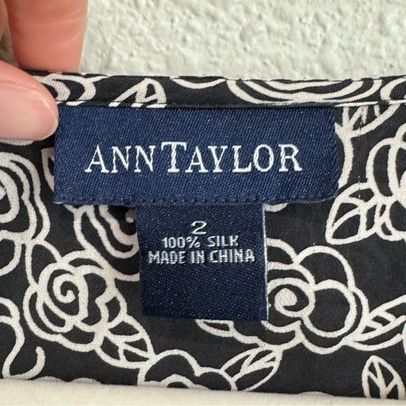 VTG Ann Taylor Womens Size 2 100% Silk Floral White Black Blouse Ruffle Preppy - Picture 3 of 10